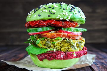 Veganiškas burgeris ir veganiškos mėsos